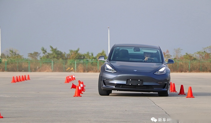 特斯拉Model 3性能版极限测试：这台车竟然能漂移，你信吗