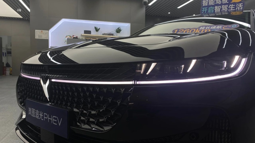 岚图首款插混动力行政级轿车，上市前静态体验追光PHEV