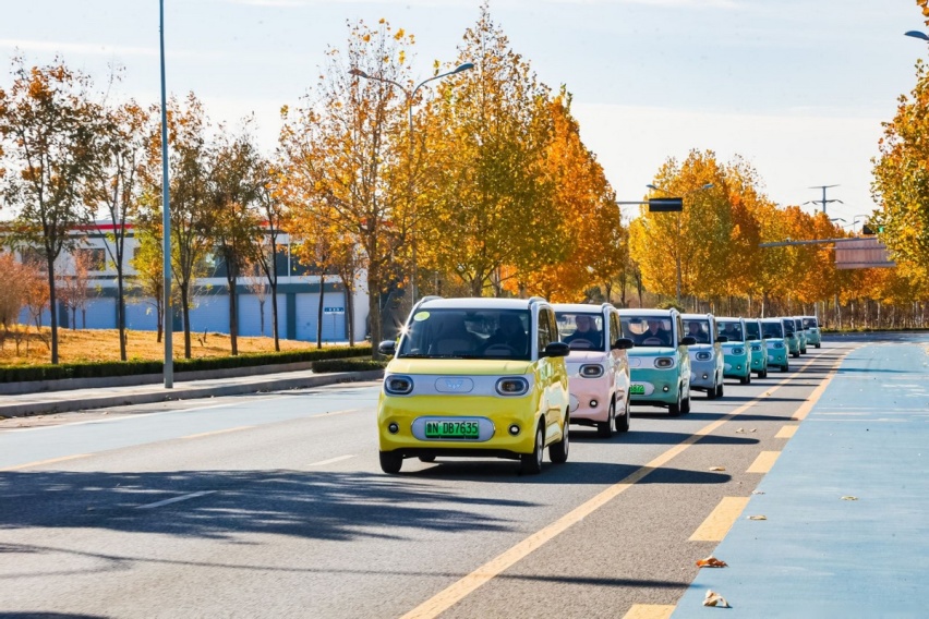 新车|续航215km配快充 第三代马卡龙上市 售价4.68万