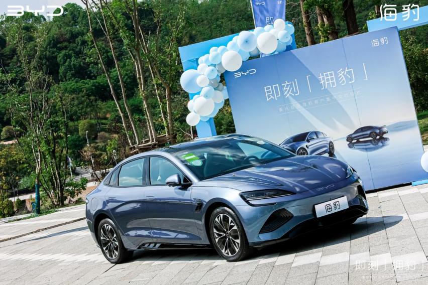 即刻“拥豹”，重庆首批海豹客户集中交付