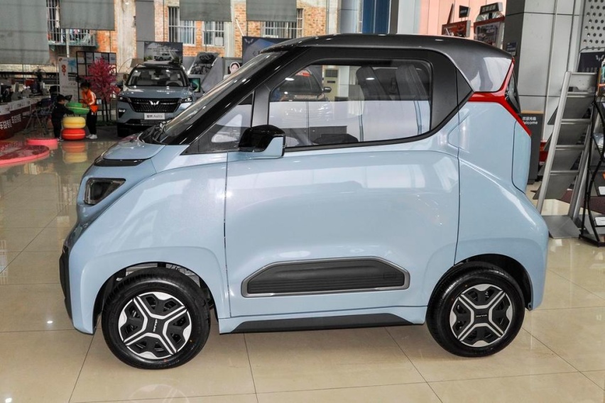 NEDC综合续航305km，起售价4.98万，五菱Nano EV可以买