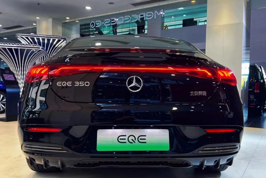 续航752km，奔驰EQE抢先看，神似“小号EQS”50万买它真划算？