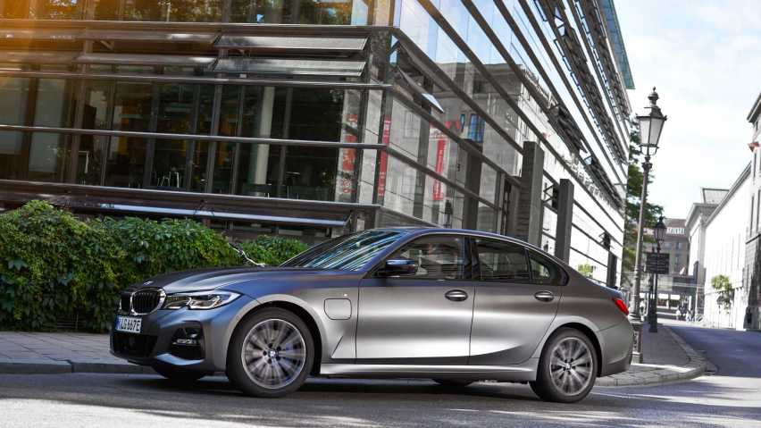 宝马发布黑科技混动型新车330e，原厂5.9秒破百！
