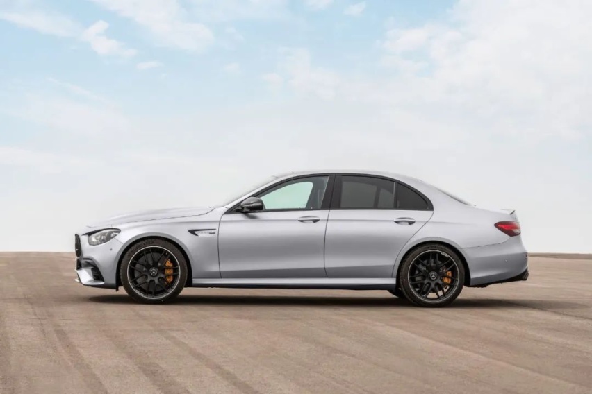 新款宝马M5 vs 奔驰E63 AMG，看完就知道怎么选了！