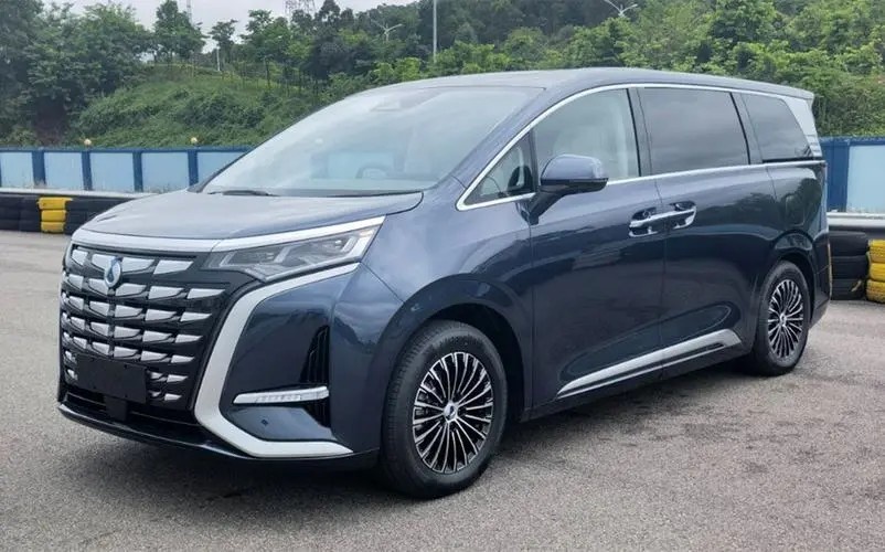 疑似小鹏MPV实车图曝光 首款车型定位大型纯电MPV