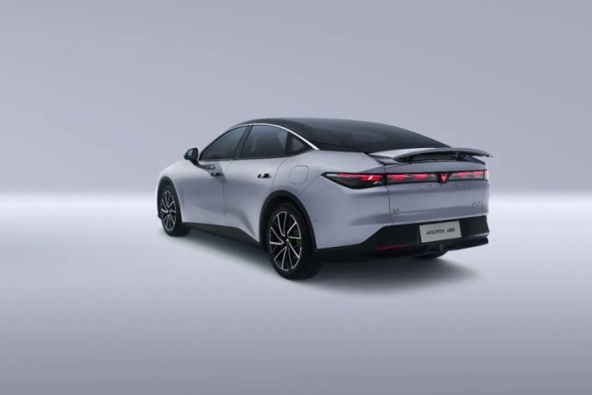 极狐阿尔法S5，3.7秒破百，出自800伏架构