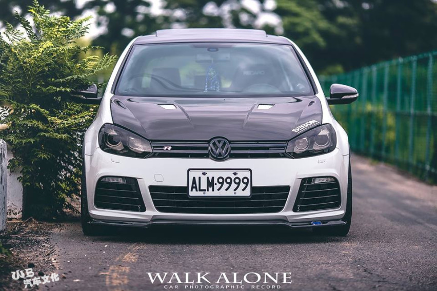 乡间小路中的一台钢炮高尔夫6 GTI