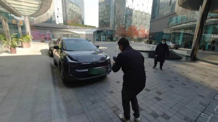 动动手指交交钥匙即可满电启程，哪吒车主：简直是“保姆式”服务