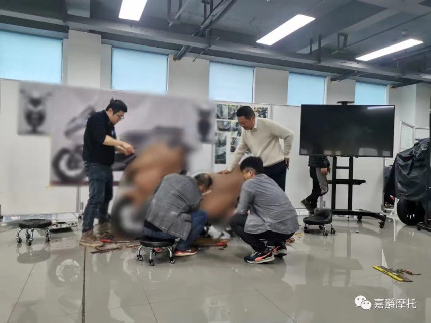 又一厂家将推出大踏板摩托，采用自研发动机，400排量25KW动力