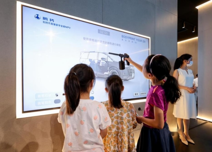 腾势D9“新空之境”智臻空间艺术展“引爆”成都春熙路