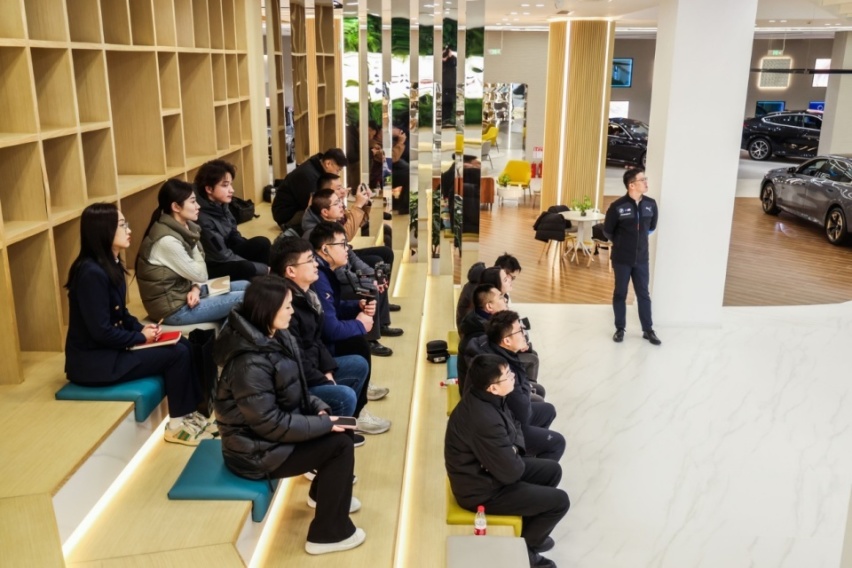 智驾时代谈豪华，宝马新5交卷：远远不止“冰箱彩电大沙发”