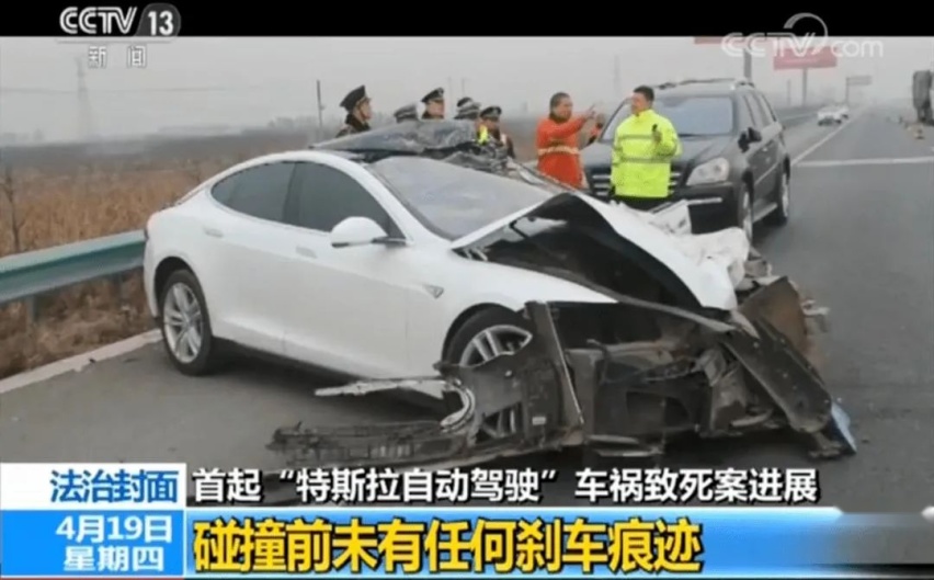 特斯拉又撞了，这次是撞美国警车