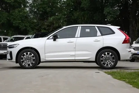 广州车展探馆：新款沃尔沃XC60极夜版候场，搭2.0T动力