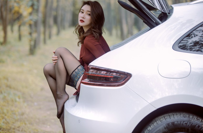 [寂寞赛道] 生活中的妹妹之保时捷MACAN 郊外写真