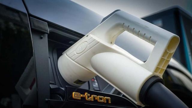 别被续航遮蔽双眼 奥迪 e-tron其实是一款真正的高性能纯电SUV