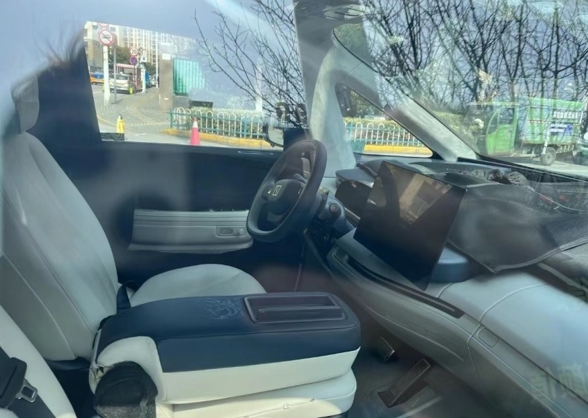极氪全新MPV车型CM2E内饰曝光，配折叠扶手箱，前排可切换三人座