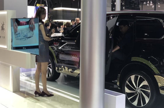 弱弱的问一句：上海车展上买车能送“礼仪小姐姐”吗？