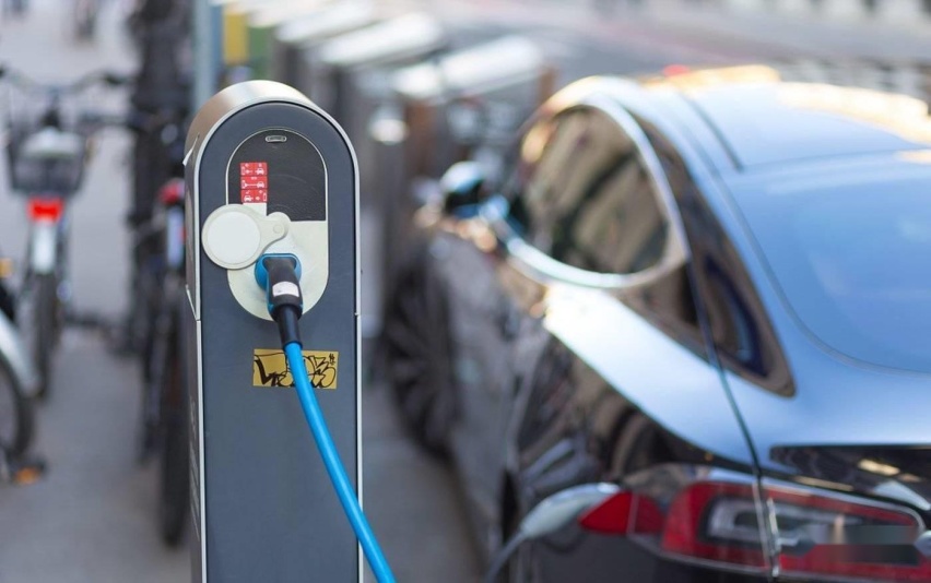 五一高速堵车,揭开了新能源汽车的“遮羞布”,车主:考虑换油车
