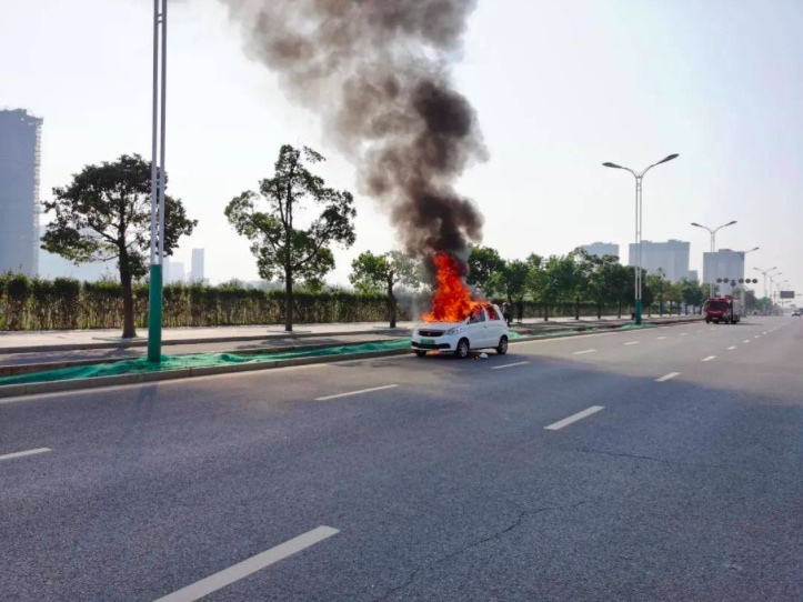 新能源车自燃？听我的！跑就完了！