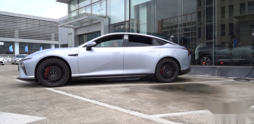哪吒S真的可以上打Model 3，下踢小鹏P5？让我们一起探个店先！