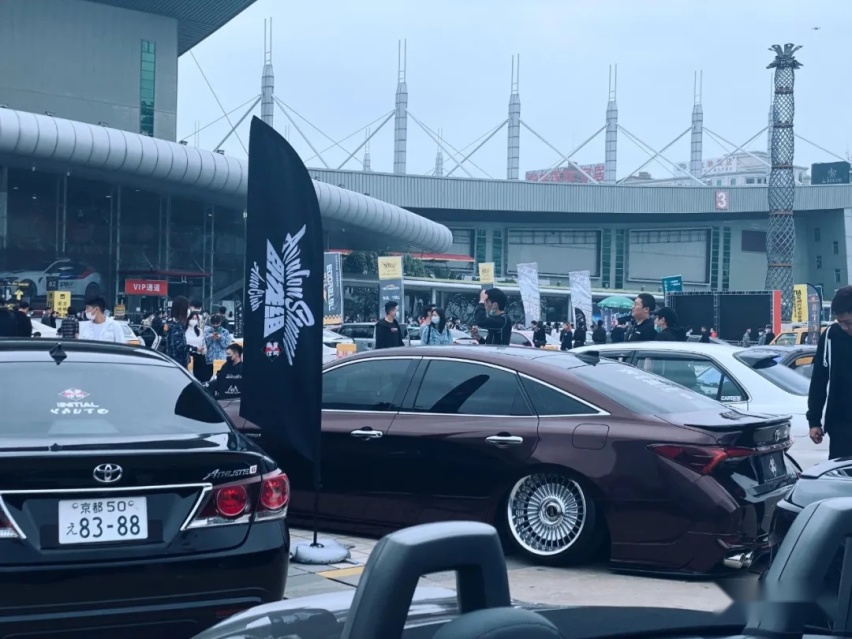 皇冠停产无奈买了亚洲龙，最终却改成雷克萨斯的样子？
