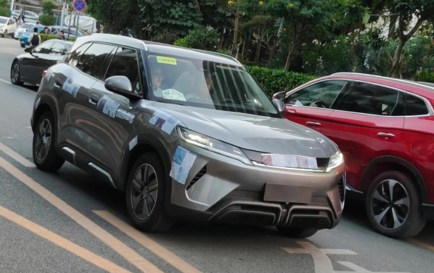 401km续航12万起？比亚迪元UP提车价曝光，可选“果敢粉”配色