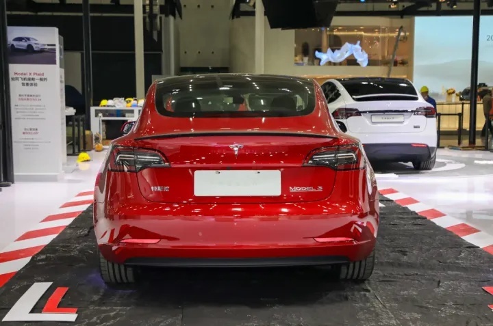 25万如何选新能源车？小鹏P7i对比特斯拉Model 3