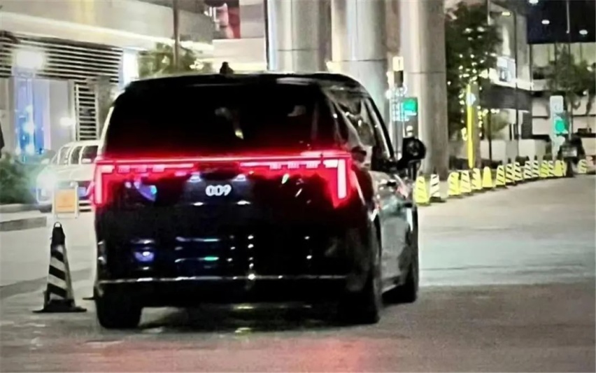 “劳斯莱斯”的气场，极氪009实车谍照再次曝光，等着发布就好