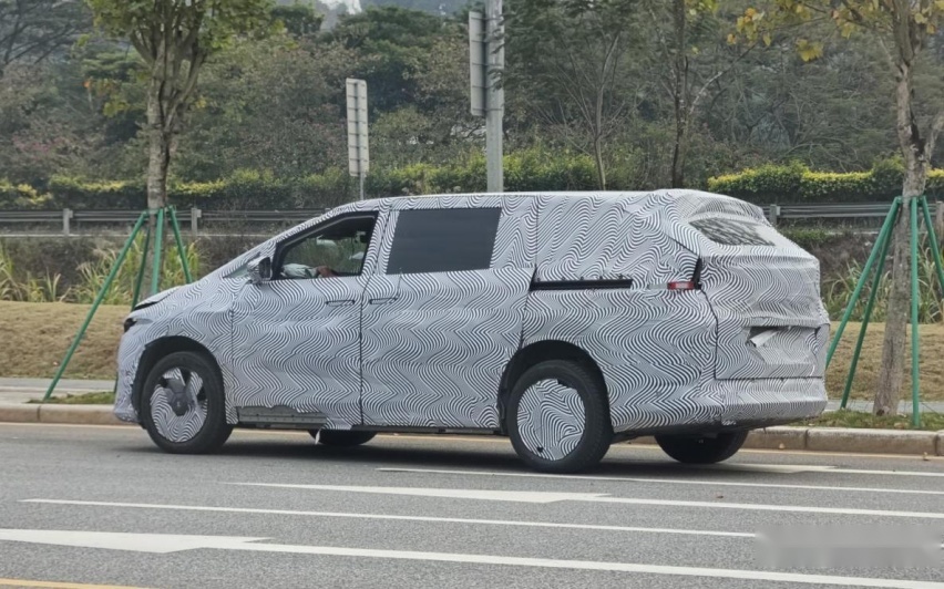 小鹏X9内饰谍照曝光，“50万内”最好的MPV，还是溜背的？