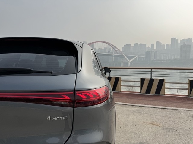 试驾奔驰EQS SUV，后轮转向值得全行业学习