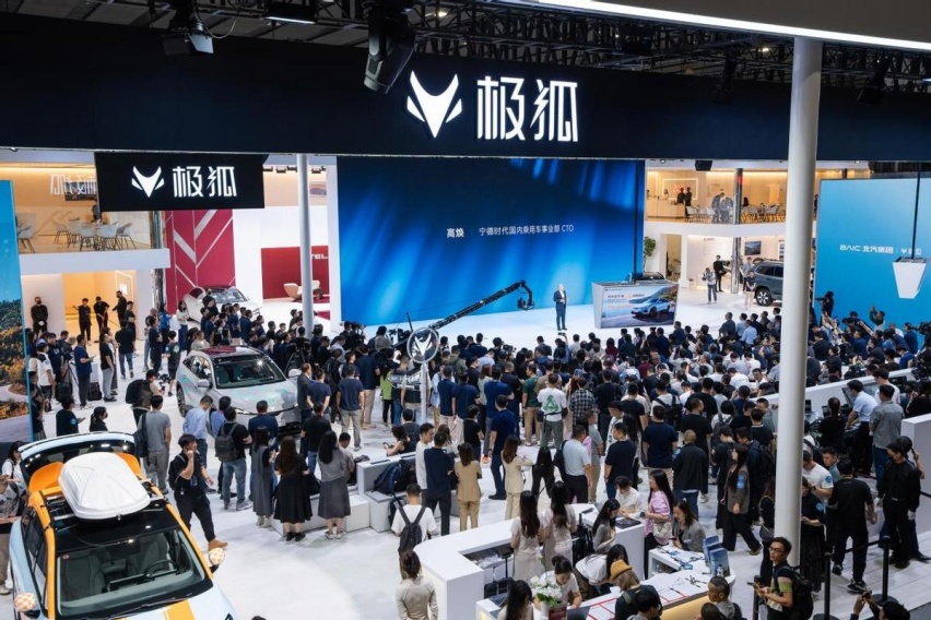 超闪充C级大空间SUV 极狐新阿尔法T5荣耀上市