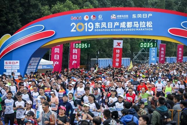 超变擎领势先行！东风日产成都马拉松开跑，3万跑友赛场挥洒激情