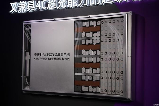 问界M8曝光，这设计能卖疯？！