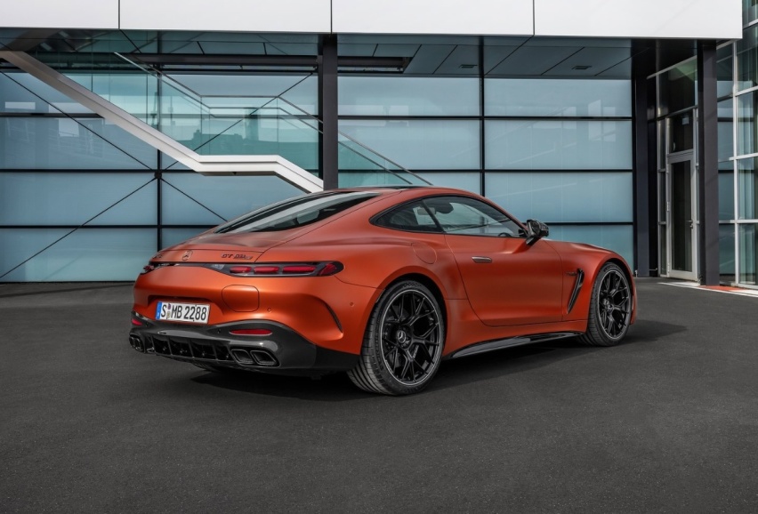 奔驰GT63 SE AMG插混版，1420Nm大扭矩，6.1度小电池