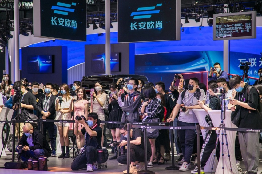 当红座驾树立PLUS旗舰SUV新标杆，欧尚X7PLUS钓鱼版亮相广州车