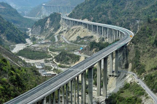在百山之间的“魔鬼天路”上追杀霸道，有人还跑出了1.1L的油耗