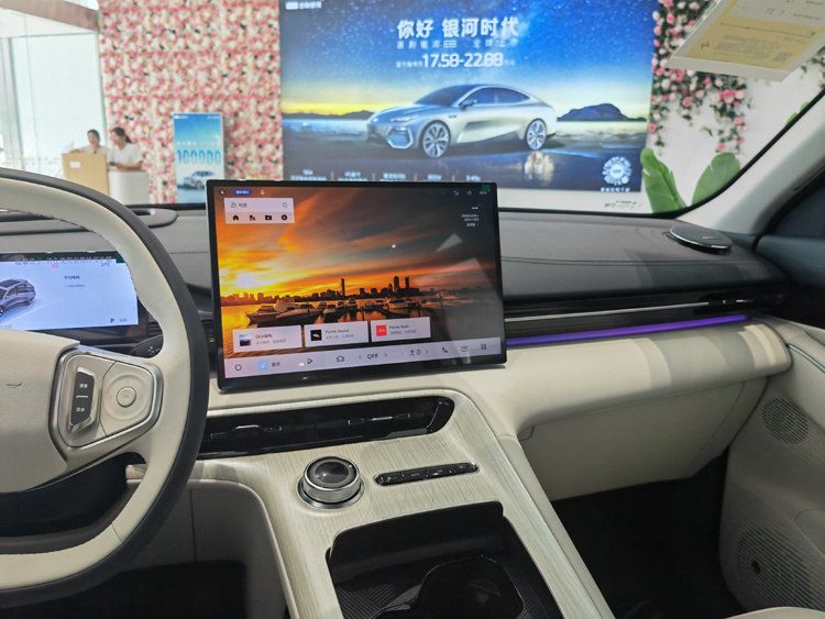 紧凑型纯电SUV 体验吉利银河E5