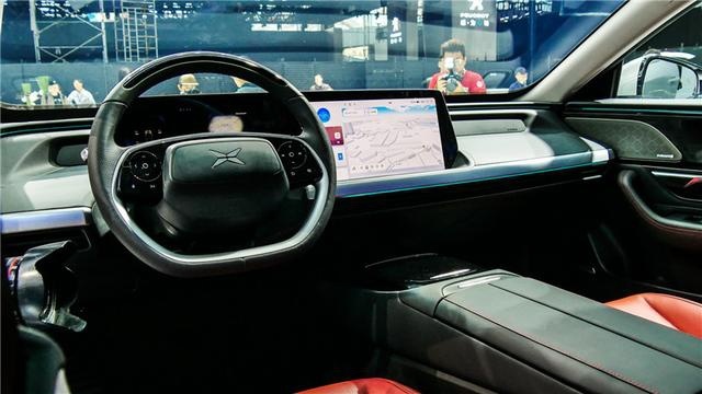 零距离体验小鹏P7：无框车门、玻璃车顶很酷，灯语效果令人震撼