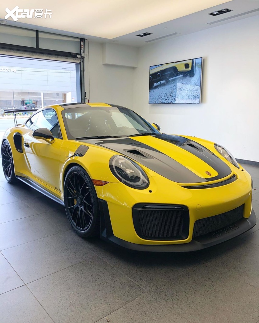 保时捷911gt2rs实车黄色的运动风格