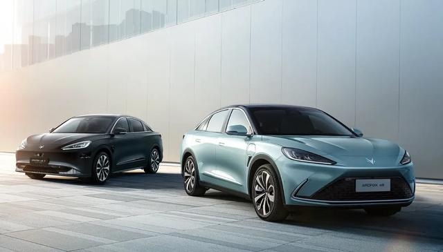 近看像轿车，视野像SUV，性能像跑车？它就是极狐阿尔法S