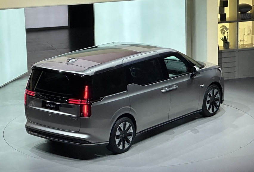沃尔沃首款纯电豪华MPV EM90，81.8万准备卖给谁？
