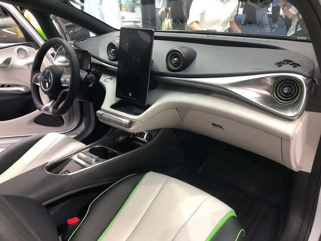 代步纯电又添新选项！比亚迪海豚顶配12.18万，推荐自由版