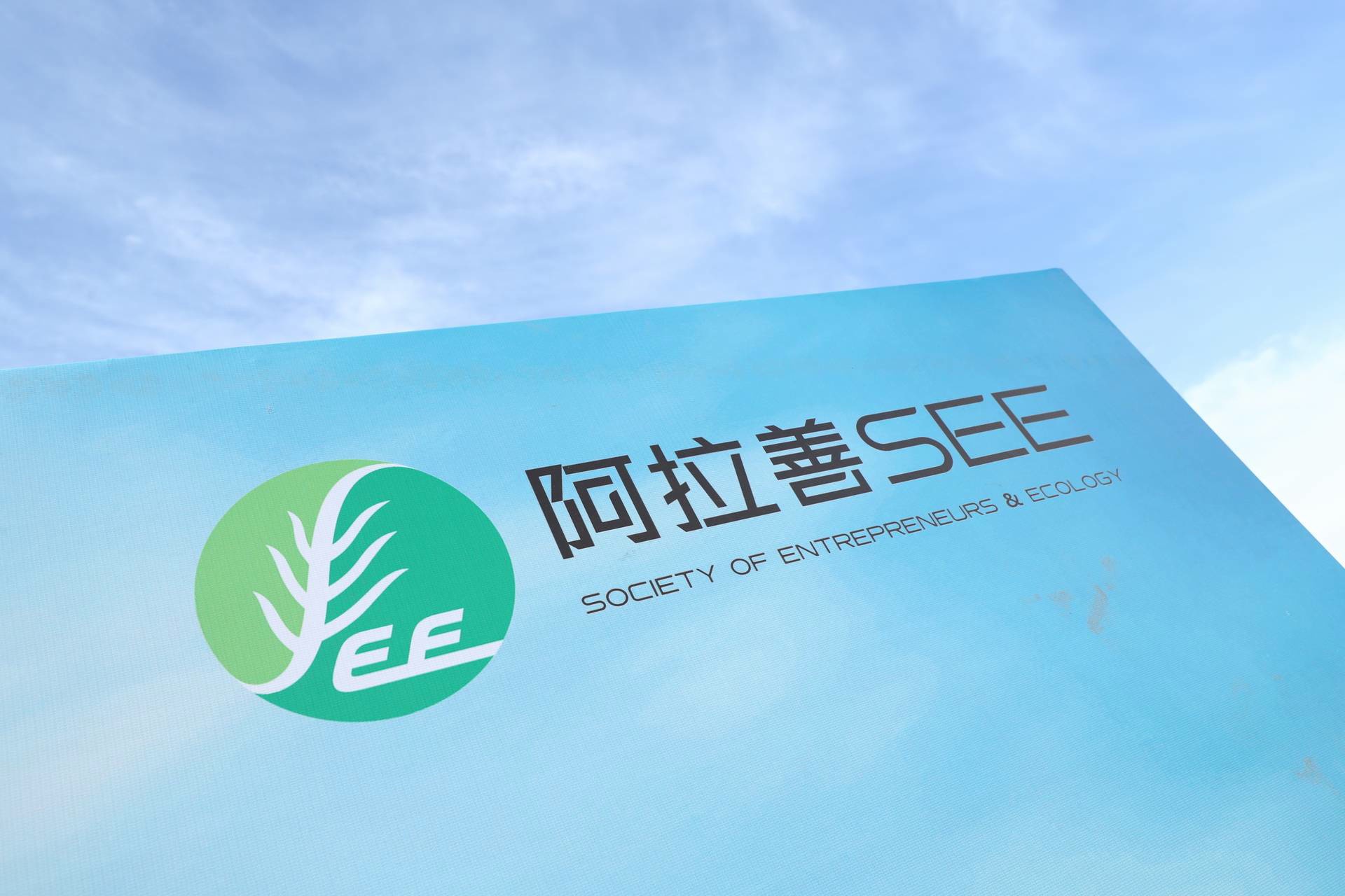 一汽奔腾如何伟大？不单是造出最帅SUV，更是敢叫天地换颜色