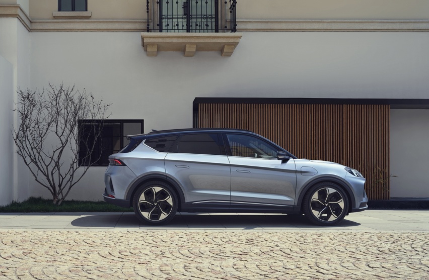 手握30万，选极狐阿尔法T还是特斯拉Model Y？
