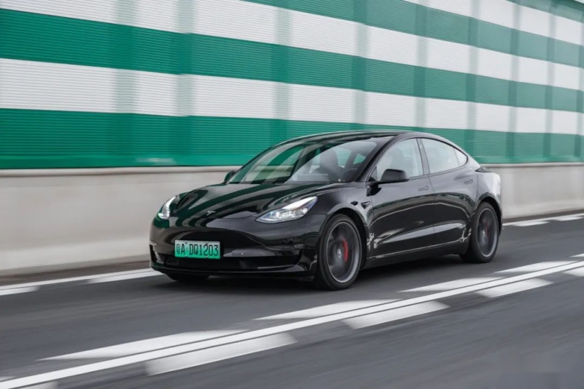 试驾特斯拉Model 3高性能版,比钢炮们滑溜的线性最让人欲罢不能
