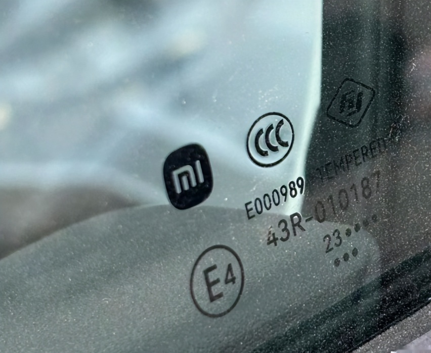 小米汽车：或采用 “xiaomi”车标/无框车门/全景天幕