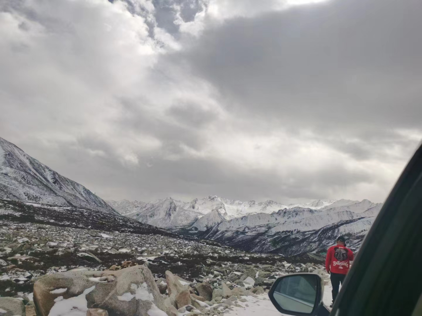 枭龙MAX在4000米高原雪山的表现：油耗、动力与智能驾驶的全面解析