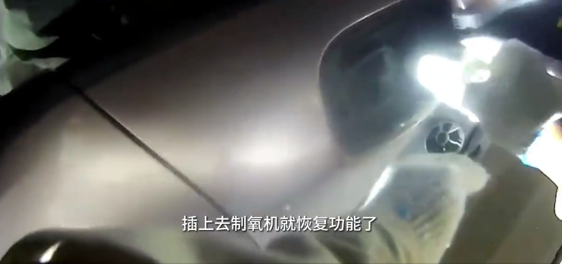 外放电功能有多好？电工用电动车给制氧机供电救老人