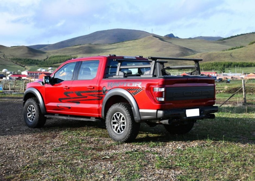 开着福特猛禽F-150，气势完胜奔驰大G和陆地巡洋舰，谁更大？