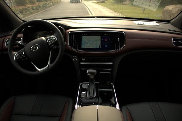 硬派运动中型SUV,最大252马力,20万内入顶配,实拍广汽传祺GS8S